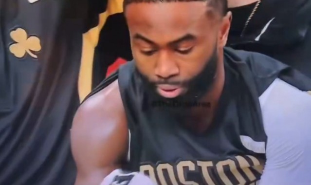 笑死人！为了不让发际线粉害人 杰伦·布朗擦完头都要仔细看一眼