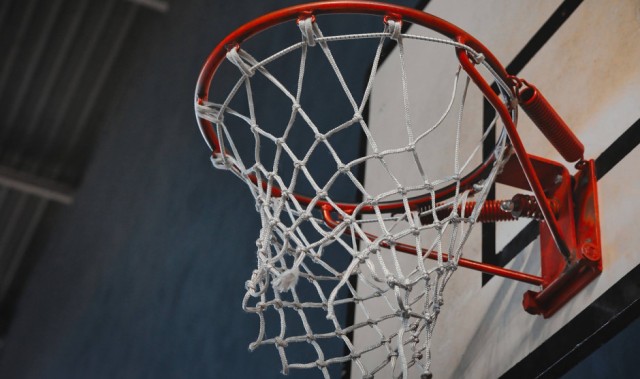 关键中投被帽+绝平球权失误！布朗14罚27分成罪人 末节3中0隐身