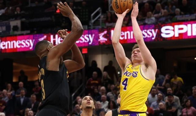 乐鱼官方网站-湖人连败仍有惊喜！菜鸟末节轰18分，雷迪克重用他？