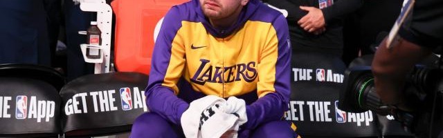 45分+主动犯规下场！东契奇用眼泪和隐忍诠释爱