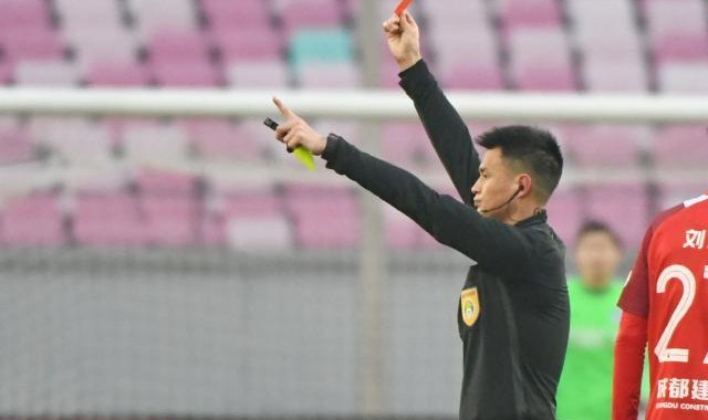 乐鱼网官网入口-足协开21赛季最重罚单 围攻裁判历来属重典治乱