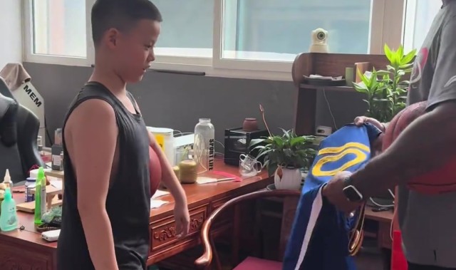 OJ-梅奥随巴特勒访华 返沈阳为爱徒送上吉米签名战袍